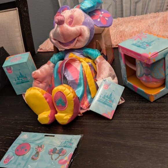 ⬇️PD⬇️DISNEY MINNIE MOUSE + Pin Set,Cup & Magic Band LIMITED RELEASE COLLECTIBLE - Picture 2 of 9